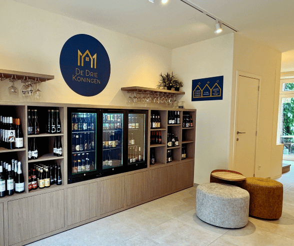 Honesty bar in the entrance hall of the holiday rentals De Drie Koningen in Bruges. Accompanying beer glasses.