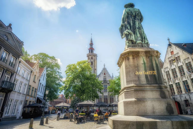 Just 470 metres away from holiday home Clarissa, you can visit the Jan Van Eyck Square.